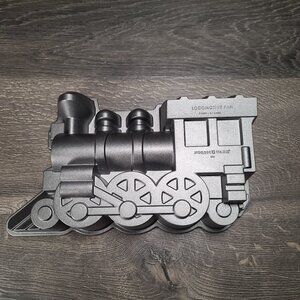 New Nordic Ware Locomotive Train Engine Cake Pan 9 cups Christmas Baking